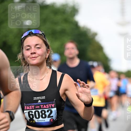 29.06.2025 - hella hamburg halbmarathon Dr. Thomas Lammeyer http://msf.ph/oto/8518073 29.06.2025 10:04:12 Kennedybrücke 1006, 1180, 1239, 1264, 1334, 2027, 2099, 2159, 2346, 2348, 2447, 2474, 2582, 2584, 2606, 2652, 2677, 2730, 3042, 3112, 3177, 3794, 3861, 3898, 4013, 4419, 4594, 4796, 4940, 5341, 5643, 5728, 6082, 6084, 6104, 6201, 6202, 6260, 6443, 6462, 6602, 6636, 7159, 7717, 7824, 8402, 8520, 8531, 8669, 8730, 9485, 9611, 9622, 10044, 10268, 10337, 10534, 10582, 10587, 10665, 10742, 10759, 10766, 10788, 11083, 11158, 11159, 11366 meine-sportfotos.de