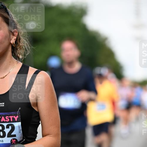 29.06.2025 - hella hamburg halbmarathon Dr. Thomas Lammeyer http://msf.ph/oto/8518091 29.06.2025 10:04:12 Kennedybrücke 1006, 1180, 1239, 1264, 1334, 2027, 2099, 2159, 2346, 2348, 2447, 2474, 2582, 2584, 2606, 2652, 2677, 2730, 3042, 3112, 3177, 3794, 3861, 3898, 4013, 4419, 4594, 4796, 4940, 5341, 5643, 5728, 6082, 6084, 6104, 6201, 6202, 6260, 6443, 6462, 6602, 6636, 7159, 7717, 7824, 8402, 8520, 8531, 8669, 8730, 9485, 9611, 9622, 10044, 10268, 10337, 10534, 10582, 10587, 10665, 10742, 10759, 10766, 10788, 11083, 11158, 11159, 11366 meine-sportfotos.de