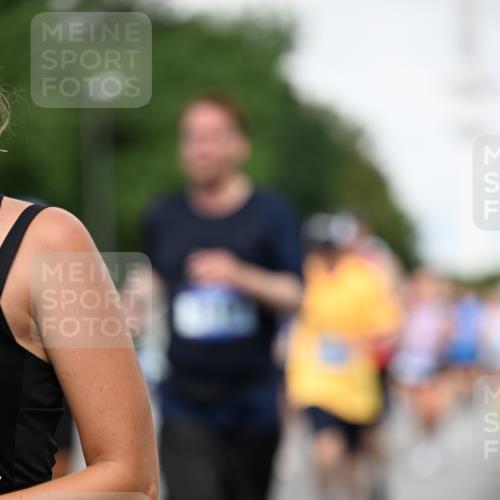 29.06.2025 - hella hamburg halbmarathon Dr. Thomas Lammeyer http://msf.ph/oto/8518094 29.06.2025 10:04:12 Kennedybrücke 1006, 1180, 1239, 1264, 1334, 2027, 2099, 2159, 2346, 2348, 2447, 2474, 2582, 2584, 2606, 2652, 2677, 2730, 3042, 3112, 3177, 3794, 3861, 3898, 4013, 4419, 4594, 4796, 4940, 5341, 5643, 5728, 6082, 6084, 6104, 6201, 6202, 6260, 6443, 6462, 6602, 6636, 7159, 7717, 7824, 8402, 8520, 8531, 8669, 8730, 9485, 9611, 9622, 10044, 10268, 10337, 10534, 10582, 10587, 10665, 10742, 10759, 10766, 10788, 11083, 11158, 11159, 11366 meine-sportfotos.de