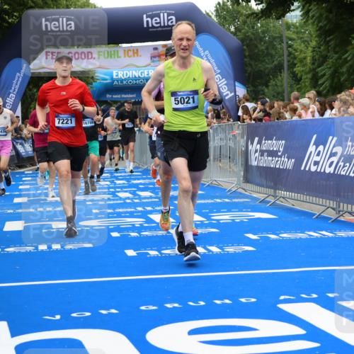 29.06.2025 - hella hamburg halbmarathon Strokosch-Dieckow http://msf.ph/oto/8518099 29.06.2025 10:55:44 Ziel 1120, 1143, 1179, 1834, 2612, 2955, 3256, 3668, 4897, 5021, 6569, 6924, 7221, 7976, 8255, 8618, 10212, 11039, 12483, 12515, 12858, 13474, 14365, 14909, 15896, 16401, 16434, 16786, 18064, 18125, 18190, 18867, 19047 meine-sportfotos.de