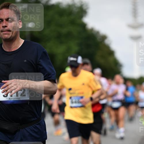 29.06.2025 - hella hamburg halbmarathon Dr. Thomas Lammeyer http://msf.ph/oto/8518105 29.06.2025 10:04:13 Kennedybrücke 1006, 1180, 1239, 1264, 1334, 2027, 2159, 2346, 2348, 2447, 2474, 2582, 2584, 2606, 2652, 2677, 2730, 3042, 3112, 3177, 3794, 3861, 3898, 4013, 4419, 4594, 4767, 4796, 4940, 5341, 5643, 5728, 6082, 6084, 6104, 6201, 6202, 6260, 6443, 6462, 6470, 6602, 6636, 7159, 7717, 7824, 8520, 8531, 8669, 8730, 9485, 9611, 9622, 10044, 10268, 10337, 10534, 10582, 10587, 10665, 10742, 10759, 10766, 10788, 11083, 11158, 11159, 11366 meine-sportfotos.de