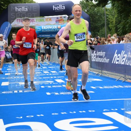 29.06.2025 - hella hamburg halbmarathon Strokosch-Dieckow http://msf.ph/oto/8518122 29.06.2025 10:55:45 Ziel 1120, 1143, 1179, 1834, 2612, 2955, 3256, 3668, 4772, 4897, 5021, 6569, 6924, 7221, 7976, 8255, 8618, 10212, 11039, 12483, 12858, 13474, 14365, 14909, 15896, 16401, 16434, 16786, 18064, 18125, 18190, 18867, 19047 meine-sportfotos.de
