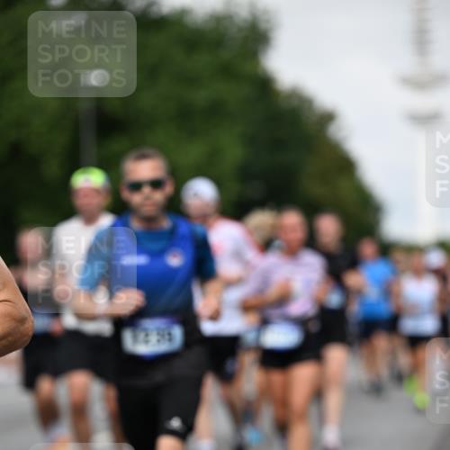 29.06.2025 - hella hamburg halbmarathon Dr. Thomas Lammeyer http://msf.ph/oto/8518171 29.06.2025 10:04:15 Kennedybrücke 1180, 1239, 1264, 1334, 2027, 2159, 2346, 2348, 2447, 2474, 2582, 2584, 2606, 2652, 2677, 2730, 2982, 3042, 3112, 3177, 3319, 3794, 3861, 3898, 4013, 4419, 4579, 4594, 4767, 4796, 4940, 5341, 5643, 5728, 6082, 6084, 6104, 6174, 6201, 6202, 6260, 6443, 6462, 6470, 6602, 6636, 7159, 7717, 7824, 8520, 8531, 8669, 8730, 9485, 9611, 9622, 10044, 10268, 10337, 10534, 10582, 10587, 10665, 10742, 10759, 10766, 10788, 11083, 11158, 11159, 11366 meine-sportfotos.de