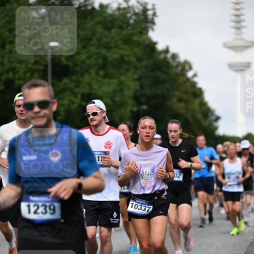29.06.2025 - hella hamburg halbmarathon Dr. Thomas Lammeyer http://msf.ph/oto/8518178 29.06.2025 10:04:16 Kennedybrücke 1019, 1180, 1239, 1264, 1334, 1583, 2027, 2159, 2346, 2348, 2426, 2447, 2474, 2582, 2584, 2606, 2652, 2677, 2730, 2982, 3042, 3112, 3177, 3319, 3794, 3861, 3898, 4013, 4419, 4579, 4594, 4767, 4796, 4940, 5341, 5643, 5728, 6082, 6084, 6104, 6174, 6201, 6260, 6443, 6462, 6470, 6602, 6636, 7159, 7717, 7824, 8520, 8531, 8669, 8730, 9450, 9485, 9611, 9622, 10044, 10268, 10337, 10534, 10582, 10587, 10599, 10665, 10742, 10759, 10766, 10788, 11083, 11158, 11159, 11366 meine-sportfotos.de