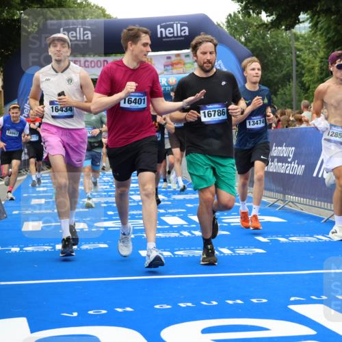 29.06.2025 - hella hamburg halbmarathon Strokosch-Dieckow http://msf.ph/oto/8518180 29.06.2025 10:55:47 Ziel 1143, 1179, 1834, 2612, 3256, 3668, 4772, 5021, 6569, 6924, 7221, 7976, 8255, 8618, 8968, 9246, 10212, 12483, 12858, 13474, 14365, 14909, 16401, 16434, 16786, 18125, 18190, 18867, 19047 meine-sportfotos.de