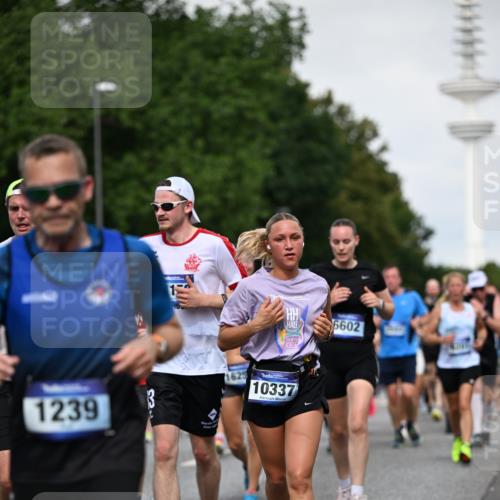 29.06.2025 - hella hamburg halbmarathon Dr. Thomas Lammeyer http://msf.ph/oto/8518185 29.06.2025 10:04:16 Kennedybrücke 1019, 1180, 1239, 1264, 1334, 1583, 2027, 2159, 2346, 2348, 2426, 2447, 2474, 2582, 2584, 2606, 2652, 2677, 2730, 2982, 3042, 3112, 3177, 3319, 3794, 3861, 3898, 4013, 4419, 4579, 4594, 4767, 4796, 4940, 5341, 5643, 5728, 6082, 6084, 6104, 6174, 6201, 6260, 6443, 6462, 6470, 6602, 6636, 7159, 7717, 7824, 8520, 8531, 8669, 8730, 9450, 9485, 9611, 9622, 10044, 10268, 10337, 10534, 10582, 10587, 10599, 10665, 10742, 10759, 10766, 10788, 11083, 11158, 11159, 11366 meine-sportfotos.de