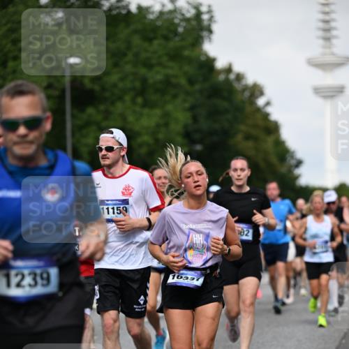 29.06.2025 - hella hamburg halbmarathon Dr. Thomas Lammeyer http://msf.ph/oto/8518191 29.06.2025 10:04:16 Kennedybrücke 1019, 1180, 1239, 1264, 1334, 1583, 2027, 2159, 2346, 2348, 2426, 2447, 2474, 2582, 2584, 2606, 2652, 2677, 2730, 2982, 3042, 3112, 3177, 3319, 3794, 3861, 3898, 4013, 4419, 4579, 4594, 4767, 4796, 4940, 5341, 5643, 5728, 6082, 6084, 6104, 6174, 6201, 6260, 6443, 6462, 6470, 6602, 6636, 7159, 7717, 7824, 8520, 8531, 8669, 8730, 9450, 9485, 9611, 9622, 10044, 10268, 10337, 10534, 10582, 10587, 10599, 10665, 10742, 10759, 10766, 10788, 11083, 11158, 11159, 11366 meine-sportfotos.de