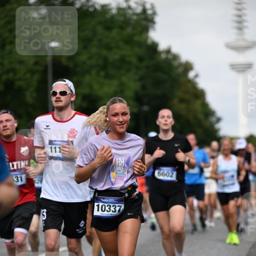 29.06.2025 - hella hamburg halbmarathon Dr. Thomas Lammeyer http://msf.ph/oto/8518211 29.06.2025 10:04:16 Kennedybrücke 1019, 1180, 1239, 1264, 1334, 1583, 2027, 2159, 2346, 2348, 2426, 2447, 2474, 2582, 2584, 2606, 2652, 2677, 2730, 2982, 3042, 3112, 3177, 3319, 3794, 3861, 3898, 4013, 4419, 4579, 4594, 4767, 4796, 4940, 5341, 5643, 5728, 6082, 6084, 6104, 6174, 6201, 6260, 6443, 6462, 6470, 6602, 6636, 7159, 7717, 7824, 8520, 8531, 8669, 8730, 9450, 9485, 9611, 9622, 10044, 10268, 10337, 10534, 10582, 10587, 10599, 10665, 10742, 10759, 10766, 10788, 11083, 11158, 11159, 11366 meine-sportfotos.de
