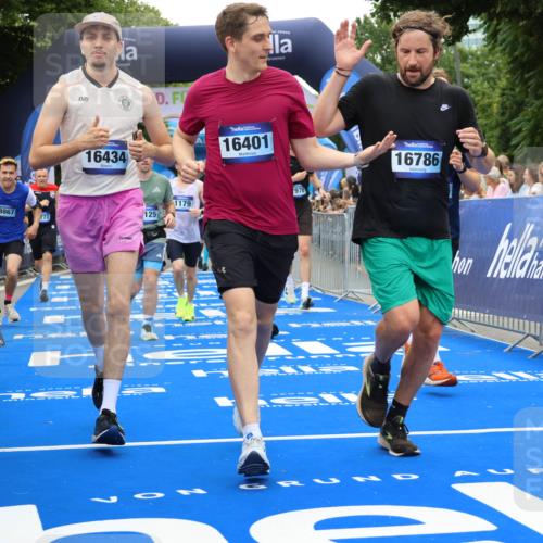 29.06.2025 - hella hamburg halbmarathon Strokosch-Dieckow http://msf.ph/oto/8518214 29.06.2025 10:55:48 Ziel 1179, 1834, 2612, 3256, 3668, 4772, 5021, 6569, 6924, 7147, 7221, 7976, 8255, 8968, 9246, 10084, 10212, 12483, 12858, 13474, 14365, 15884, 16401, 16434, 16786, 18125, 18190, 18867, 19047 meine-sportfotos.de