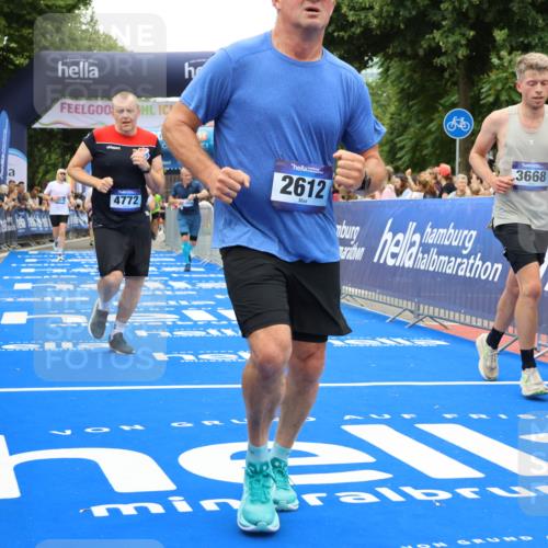 29.06.2025 - hella hamburg halbmarathon Strokosch-Dieckow http://msf.ph/oto/8518262 29.06.2025 10:55:51 Ziel 1179, 2612, 3256, 3668, 4772, 5021, 6569, 7147, 7221, 7976, 8968, 9246, 10084, 12858, 13474, 14365, 14867, 15184, 15868, 15884, 16401, 16434, 16786, 18125, 18867, 19047 meine-sportfotos.de