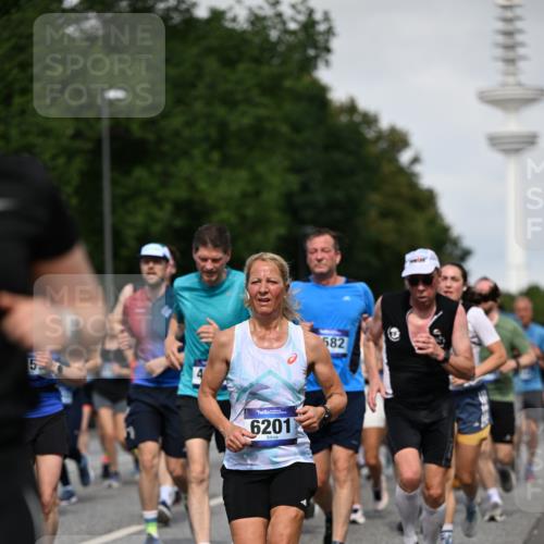 29.06.2025 - hella hamburg halbmarathon Dr. Thomas Lammeyer http://msf.ph/oto/8518301 29.06.2025 10:04:20 Kennedybrücke 1019, 1180, 1239, 1264, 1583, 2027, 2086, 2159, 2346, 2426, 2447, 2474, 2582, 2584, 2606, 2652, 2677, 2730, 2982, 3042, 3059, 3112, 3319, 3400, 3794, 3861, 3898, 4013, 4419, 4579, 4594, 4767, 4796, 4940, 5643, 5728, 6082, 6084, 6104, 6174, 6201, 6220, 6260, 6443, 6462, 6470, 6602, 6636, 7159, 7717, 7824, 8531, 8669, 8730, 9450, 9485, 9611, 9622, 10044, 10268, 10337, 10534, 10582, 10587, 10599, 10665, 10742, 10759, 10766, 11083, 11159, 11366 meine-sportfotos.de