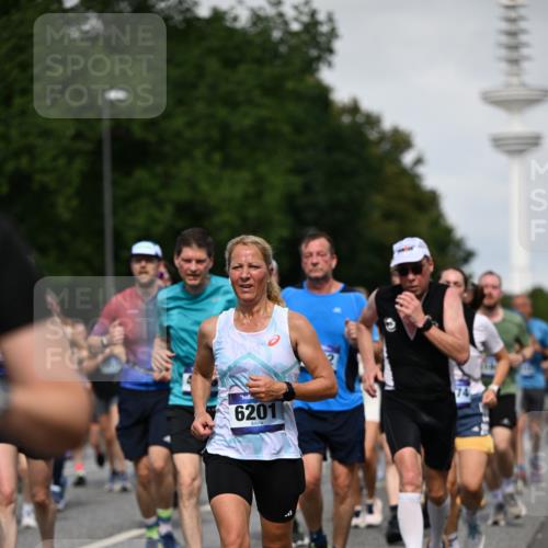 29.06.2025 - hella hamburg halbmarathon Dr. Thomas Lammeyer http://msf.ph/oto/8518307 29.06.2025 10:04:20 Kennedybrücke 1019, 1180, 1239, 1264, 1583, 2027, 2086, 2159, 2346, 2426, 2447, 2474, 2582, 2584, 2606, 2652, 2677, 2730, 2982, 3042, 3059, 3112, 3319, 3400, 3794, 3861, 3898, 4013, 4419, 4579, 4594, 4767, 4796, 4940, 5643, 5728, 6082, 6084, 6104, 6174, 6201, 6220, 6260, 6443, 6462, 6470, 6602, 6636, 7159, 7717, 7824, 8531, 8669, 8730, 9450, 9485, 9611, 9622, 10044, 10268, 10337, 10534, 10582, 10587, 10599, 10665, 10742, 10759, 10766, 11083, 11159, 11366 meine-sportfotos.de