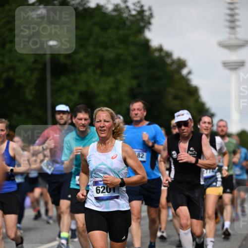 29.06.2025 - hella hamburg halbmarathon Dr. Thomas Lammeyer http://msf.ph/oto/8518314 29.06.2025 10:04:20 Kennedybrücke 1019, 1180, 1239, 1264, 1583, 2027, 2086, 2159, 2346, 2426, 2447, 2474, 2582, 2584, 2606, 2652, 2677, 2730, 2982, 3042, 3059, 3112, 3319, 3400, 3794, 3861, 3898, 4013, 4419, 4579, 4594, 4767, 4796, 4940, 5643, 5728, 6082, 6084, 6104, 6174, 6201, 6220, 6260, 6443, 6462, 6470, 6602, 6636, 7159, 7717, 7824, 8531, 8669, 8730, 9450, 9485, 9611, 9622, 10044, 10268, 10337, 10534, 10582, 10587, 10599, 10665, 10742, 10759, 10766, 11083, 11159, 11366 meine-sportfotos.de