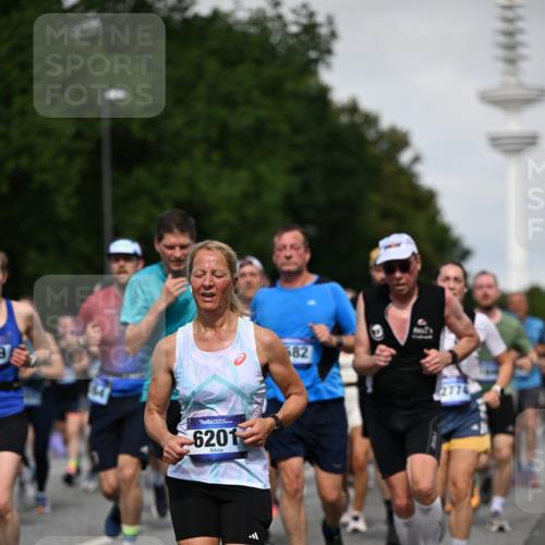 29.06.2025 - hella hamburg halbmarathon Dr. Thomas Lammeyer http://msf.ph/oto/8518319 29.06.2025 10:04:20 Kennedybrücke 1019, 1180, 1239, 1264, 1583, 2027, 2086, 2159, 2346, 2426, 2447, 2474, 2582, 2584, 2606, 2652, 2677, 2730, 2982, 3042, 3059, 3112, 3319, 3400, 3794, 3861, 3898, 4013, 4419, 4579, 4594, 4767, 4796, 4940, 5643, 5728, 6082, 6084, 6104, 6174, 6201, 6220, 6260, 6443, 6462, 6470, 6602, 6636, 7159, 7717, 7824, 8531, 8669, 8730, 9450, 9485, 9611, 9622, 10044, 10268, 10337, 10534, 10582, 10587, 10599, 10665, 10742, 10759, 10766, 11083, 11159, 11366 meine-sportfotos.de