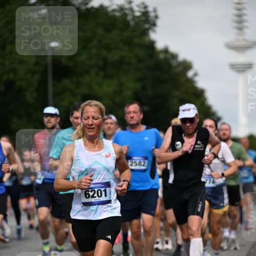 29.06.2025 - hella hamburg halbmarathon Dr. Thomas Lammeyer http://msf.ph/oto/8518327 29.06.2025 10:04:20 Kennedybrücke 1019, 1180, 1239, 1264, 1583, 2027, 2086, 2159, 2346, 2426, 2447, 2474, 2582, 2584, 2606, 2652, 2677, 2730, 2982, 3042, 3059, 3112, 3319, 3400, 3794, 3861, 3898, 4013, 4419, 4579, 4594, 4767, 4796, 4940, 5643, 5728, 6082, 6084, 6104, 6174, 6201, 6220, 6260, 6443, 6462, 6470, 6602, 6636, 7159, 7717, 7824, 8531, 8669, 8730, 9450, 9485, 9611, 9622, 10044, 10268, 10337, 10534, 10582, 10587, 10599, 10665, 10742, 10759, 10766, 11083, 11159, 11366 meine-sportfotos.de
