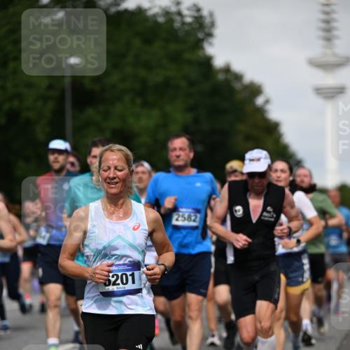 29.06.2025 - hella hamburg halbmarathon Dr. Thomas Lammeyer http://msf.ph/oto/8518331 29.06.2025 10:04:20 Kennedybrücke 1019, 1180, 1239, 1264, 1583, 2027, 2086, 2159, 2346, 2426, 2447, 2474, 2582, 2584, 2606, 2652, 2677, 2730, 2982, 3042, 3059, 3112, 3319, 3400, 3794, 3861, 3898, 4013, 4419, 4579, 4594, 4767, 4796, 4940, 5643, 5728, 6082, 6084, 6104, 6174, 6201, 6220, 6260, 6443, 6462, 6470, 6602, 6636, 7159, 7717, 7824, 8531, 8669, 8730, 9450, 9485, 9611, 9622, 10044, 10268, 10337, 10534, 10582, 10587, 10599, 10665, 10742, 10759, 10766, 11083, 11159, 11366 meine-sportfotos.de