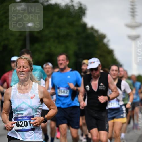 29.06.2025 - hella hamburg halbmarathon Dr. Thomas Lammeyer http://msf.ph/oto/8518337 29.06.2025 10:04:21 Kennedybrücke 1019, 1180, 1239, 1264, 1583, 2027, 2086, 2159, 2346, 2426, 2447, 2474, 2582, 2584, 2606, 2652, 2730, 2982, 3042, 3059, 3112, 3319, 3400, 3794, 3861, 3898, 4013, 4419, 4579, 4594, 4767, 4796, 4940, 5643, 5728, 6082, 6084, 6104, 6174, 6201, 6220, 6260, 6443, 6462, 6470, 6602, 6636, 7159, 7717, 7824, 8531, 8669, 8730, 9450, 9485, 9611, 9622, 10044, 10268, 10337, 10534, 10582, 10587, 10599, 10665, 10742, 10759, 10766, 11083, 11159, 11366 meine-sportfotos.de
