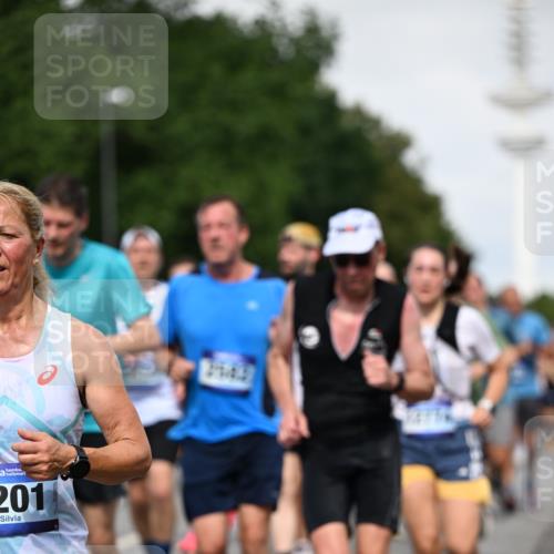 29.06.2025 - hella hamburg halbmarathon Dr. Thomas Lammeyer http://msf.ph/oto/8518352 29.06.2025 10:04:21 Kennedybrücke 1019, 1180, 1239, 1264, 1583, 2027, 2086, 2159, 2346, 2426, 2447, 2474, 2582, 2584, 2606, 2652, 2730, 2982, 3042, 3059, 3112, 3319, 3400, 3794, 3861, 3898, 4013, 4419, 4579, 4594, 4767, 4796, 4940, 5643, 5728, 6082, 6084, 6104, 6174, 6201, 6220, 6260, 6443, 6462, 6470, 6602, 6636, 7159, 7717, 7824, 8531, 8669, 8730, 9450, 9485, 9611, 9622, 10044, 10268, 10337, 10534, 10582, 10587, 10599, 10665, 10742, 10759, 10766, 11083, 11159, 11366 meine-sportfotos.de