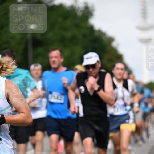 29.06.2025 - hella hamburg halbmarathon Dr. Thomas Lammeyer http://msf.ph/oto/8518358 29.06.2025 10:04:21 Kennedybrücke 1019, 1180, 1239, 1264, 1583, 2027, 2086, 2159, 2346, 2426, 2447, 2474, 2582, 2584, 2606, 2652, 2730, 2982, 3042, 3059, 3112, 3319, 3400, 3794, 3861, 3898, 4013, 4419, 4579, 4594, 4767, 4796, 4940, 5643, 5728, 6082, 6084, 6104, 6174, 6201, 6220, 6260, 6443, 6462, 6470, 6602, 6636, 7159, 7717, 7824, 8531, 8669, 8730, 9450, 9485, 9611, 9622, 10044, 10268, 10337, 10534, 10582, 10587, 10599, 10665, 10742, 10759, 10766, 11083, 11159, 11366 meine-sportfotos.de
