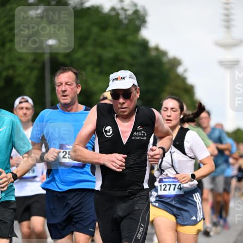 29.06.2025 - hella hamburg halbmarathon Dr. Thomas Lammeyer http://msf.ph/oto/8518364 29.06.2025 10:04:22 Kennedybrücke 1019, 1239, 1264, 1583, 2027, 2086, 2159, 2346, 2426, 2447, 2474, 2582, 2584, 2606, 2652, 2730, 2982, 3042, 3059, 3112, 3319, 3400, 3794, 3861, 3898, 4013, 4419, 4579, 4594, 4767, 4796, 4940, 5643, 5728, 6082, 6104, 6138, 6174, 6201, 6220, 6260, 6443, 6462, 6470, 6602, 6636, 7159, 7717, 7824, 8531, 8669, 8730, 9450, 9485, 9577, 9611, 9622, 10044, 10268, 10337, 10534, 10582, 10587, 10599, 10665, 10742, 10759, 10766, 11083, 11159 meine-sportfotos.de