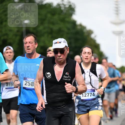 29.06.2025 - hella hamburg halbmarathon Dr. Thomas Lammeyer http://msf.ph/oto/8518368 29.06.2025 10:04:22 Kennedybrücke 1019, 1239, 1264, 1583, 2027, 2086, 2159, 2346, 2426, 2447, 2474, 2582, 2584, 2606, 2652, 2730, 2982, 3042, 3059, 3112, 3319, 3400, 3794, 3861, 3898, 4013, 4419, 4579, 4594, 4767, 4796, 4940, 5643, 5728, 6082, 6104, 6138, 6174, 6201, 6220, 6260, 6443, 6462, 6470, 6602, 6636, 7159, 7717, 7824, 8531, 8669, 8730, 9450, 9485, 9577, 9611, 9622, 10044, 10268, 10337, 10534, 10582, 10587, 10599, 10665, 10742, 10759, 10766, 11083, 11159 meine-sportfotos.de