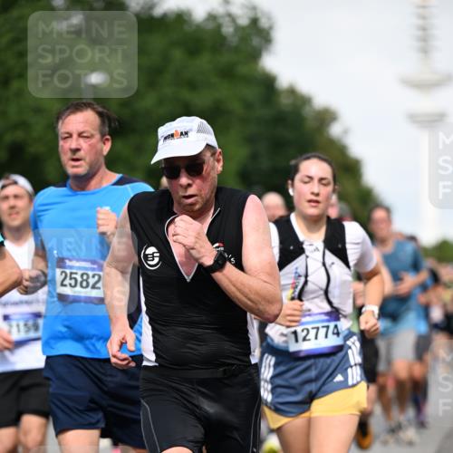 29.06.2025 - hella hamburg halbmarathon Dr. Thomas Lammeyer http://msf.ph/oto/8518371 29.06.2025 10:04:22 Kennedybrücke 1019, 1239, 1264, 1583, 2027, 2086, 2159, 2346, 2426, 2447, 2474, 2582, 2584, 2606, 2652, 2730, 2982, 3042, 3059, 3112, 3319, 3400, 3794, 3861, 3898, 4013, 4419, 4579, 4594, 4767, 4796, 4940, 5643, 5728, 6082, 6104, 6138, 6174, 6201, 6220, 6260, 6443, 6462, 6470, 6602, 6636, 7159, 7717, 7824, 8531, 8669, 8730, 9450, 9485, 9577, 9611, 9622, 10044, 10268, 10337, 10534, 10582, 10587, 10599, 10665, 10742, 10759, 10766, 11083, 11159 meine-sportfotos.de
