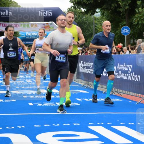 29.06.2025 - hella hamburg halbmarathon Strokosch-Dieckow http://msf.ph/oto/8518378 29.06.2025 10:55:56 Ziel 1179, 1180, 2612, 3042, 3058, 3256, 3668, 4772, 7147, 7976, 8968, 9246, 10084, 14867, 15184, 15868, 15884, 16176, 18212, 18867 meine-sportfotos.de