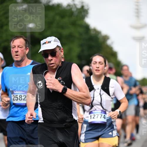 29.06.2025 - hella hamburg halbmarathon Dr. Thomas Lammeyer http://msf.ph/oto/8518381 29.06.2025 10:04:22 Kennedybrücke 1019, 1239, 1264, 1583, 2027, 2086, 2159, 2346, 2426, 2447, 2474, 2582, 2584, 2606, 2652, 2730, 2982, 3042, 3059, 3112, 3319, 3400, 3794, 3861, 3898, 4013, 4419, 4579, 4594, 4767, 4796, 4940, 5643, 5728, 6082, 6104, 6138, 6174, 6201, 6220, 6260, 6443, 6462, 6470, 6602, 6636, 7159, 7717, 7824, 8531, 8669, 8730, 9450, 9485, 9577, 9611, 9622, 10044, 10268, 10337, 10534, 10582, 10587, 10599, 10665, 10742, 10759, 10766, 11083, 11159 meine-sportfotos.de