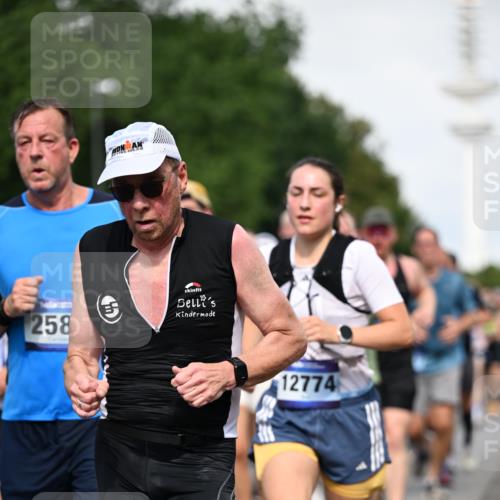 29.06.2025 - hella hamburg halbmarathon Dr. Thomas Lammeyer http://msf.ph/oto/8518386 29.06.2025 10:04:22 Kennedybrücke 1019, 1239, 1264, 1583, 2027, 2086, 2159, 2346, 2426, 2447, 2474, 2582, 2584, 2606, 2652, 2730, 2982, 3042, 3059, 3112, 3319, 3400, 3794, 3861, 3898, 4013, 4419, 4579, 4594, 4767, 4796, 4940, 5643, 5728, 6082, 6104, 6138, 6174, 6201, 6220, 6260, 6443, 6462, 6470, 6602, 6636, 7159, 7717, 7824, 8531, 8669, 8730, 9450, 9485, 9577, 9611, 9622, 10044, 10268, 10337, 10534, 10582, 10587, 10599, 10665, 10742, 10759, 10766, 11083, 11159 meine-sportfotos.de