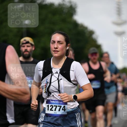 29.06.2025 - hella hamburg halbmarathon Dr. Thomas Lammeyer http://msf.ph/oto/8518401 29.06.2025 10:04:23 Kennedybrücke 1019, 1239, 1264, 1544, 1583, 2027, 2086, 2159, 2346, 2426, 2447, 2474, 2582, 2584, 2606, 2652, 2730, 2982, 3042, 3059, 3112, 3319, 3400, 3794, 3898, 4013, 4419, 4579, 4594, 4767, 4796, 4940, 5643, 5728, 6104, 6138, 6174, 6201, 6220, 6260, 6443, 6462, 6470, 6602, 6636, 7159, 7717, 7824, 8531, 8669, 8730, 9450, 9485, 9577, 9611, 9622, 10044, 10268, 10337, 10534, 10582, 10587, 10599, 10665, 10742, 10759, 10766, 11083, 11159 meine-sportfotos.de