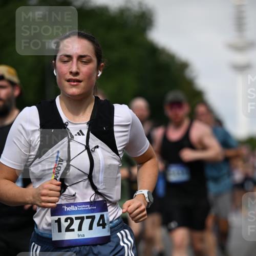 29.06.2025 - hella hamburg halbmarathon Dr. Thomas Lammeyer http://msf.ph/oto/8518417 29.06.2025 10:04:23 Kennedybrücke 1019, 1239, 1264, 1544, 1583, 2027, 2086, 2159, 2346, 2426, 2447, 2474, 2582, 2584, 2606, 2652, 2730, 2982, 3042, 3059, 3112, 3319, 3400, 3794, 3898, 4013, 4419, 4579, 4594, 4767, 4796, 4940, 5643, 5728, 6104, 6138, 6174, 6201, 6220, 6260, 6443, 6462, 6470, 6602, 6636, 7159, 7717, 7824, 8531, 8669, 8730, 9450, 9485, 9577, 9611, 9622, 10044, 10268, 10337, 10534, 10582, 10587, 10599, 10665, 10742, 10759, 10766, 11083, 11159 meine-sportfotos.de