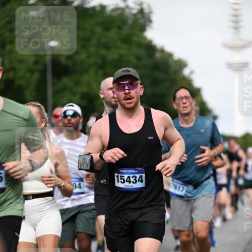 29.06.2025 - hella hamburg halbmarathon Dr. Thomas Lammeyer http://msf.ph/oto/8518441 29.06.2025 10:04:24 Kennedybrücke 1019, 1239, 1264, 1544, 1583, 1681, 2027, 2086, 2159, 2346, 2426, 2447, 2474, 2582, 2584, 2606, 2652, 2730, 2982, 3042, 3059, 3112, 3319, 3400, 3794, 4013, 4419, 4579, 4594, 4767, 4796, 4940, 5643, 5728, 6104, 6138, 6174, 6201, 6220, 6260, 6443, 6462, 6470, 6602, 6636, 7159, 7717, 7824, 8531, 8669, 8730, 9450, 9485, 9577, 9611, 9622, 10044, 10268, 10337, 10534, 10582, 10587, 10599, 10665, 10742, 10759, 10766, 11083, 11159 meine-sportfotos.de