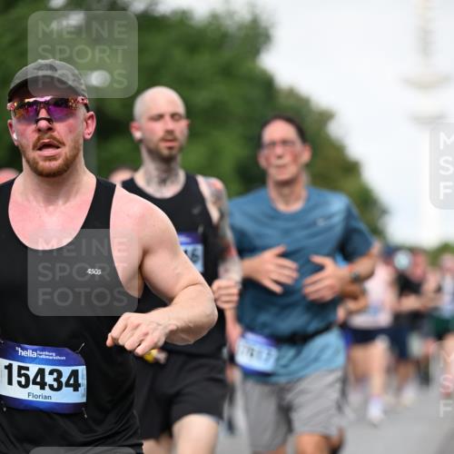 29.06.2025 - hella hamburg halbmarathon Dr. Thomas Lammeyer http://msf.ph/oto/8518471 29.06.2025 10:04:25 Kennedybrücke 1019, 1239, 1264, 1544, 1583, 1681, 2027, 2086, 2159, 2346, 2426, 2447, 2474, 2582, 2584, 2606, 2652, 2730, 2982, 3042, 3059, 3319, 3400, 3794, 4013, 4419, 4579, 4594, 4767, 4940, 5418, 5643, 5728, 6104, 6138, 6174, 6201, 6220, 6443, 6462, 6470, 6602, 6636, 7159, 7717, 7824, 8531, 8669, 8730, 9450, 9485, 9577, 9622, 10268, 10337, 10534, 10582, 10587, 10599, 10665, 10742, 10759, 10766, 10797, 11083, 11159 meine-sportfotos.de