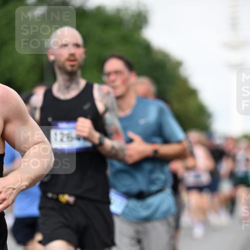 29.06.2025 - hella hamburg halbmarathon Dr. Thomas Lammeyer http://msf.ph/oto/8518487 29.06.2025 10:04:26 Kennedybrücke 1019, 1239, 1264, 1544, 1583, 1681, 2027, 2086, 2159, 2236, 2346, 2426, 2447, 2474, 2582, 2584, 2606, 2652, 2730, 2982, 3042, 3059, 3319, 3400, 3794, 4013, 4419, 4579, 4594, 4767, 4940, 5418, 5643, 5728, 6104, 6138, 6174, 6201, 6220, 6443, 6462, 6470, 6602, 6636, 7159, 7717, 7824, 8531, 8669, 9450, 9485, 9577, 9622, 10268, 10337, 10534, 10587, 10599, 10665, 10742, 10759, 10766, 10797, 11083, 11159 meine-sportfotos.de