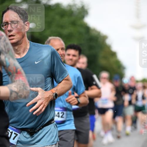 29.06.2025 - hella hamburg halbmarathon Dr. Thomas Lammeyer http://msf.ph/oto/8518517 29.06.2025 10:04:26 Kennedybrücke 1019, 1239, 1264, 1544, 1583, 1681, 2027, 2086, 2159, 2236, 2346, 2426, 2447, 2474, 2582, 2584, 2606, 2652, 2730, 2982, 3042, 3059, 3319, 3400, 3794, 4013, 4419, 4579, 4594, 4767, 4940, 5418, 5643, 5728, 6104, 6138, 6174, 6201, 6220, 6443, 6462, 6470, 6602, 6636, 7159, 7717, 7824, 8531, 8669, 9450, 9485, 9577, 9622, 10268, 10337, 10534, 10587, 10599, 10665, 10742, 10759, 10766, 10797, 11083, 11159 meine-sportfotos.de