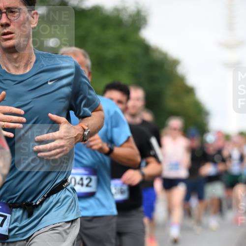 29.06.2025 - hella hamburg halbmarathon Dr. Thomas Lammeyer http://msf.ph/oto/8518524 29.06.2025 10:04:27 Kennedybrücke 1019, 1239, 1264, 1544, 1583, 1681, 2027, 2086, 2159, 2236, 2346, 2426, 2447, 2474, 2582, 2584, 2606, 2652, 2730, 2982, 3042, 3059, 3319, 3400, 3794, 4013, 4419, 4579, 4594, 4616, 4767, 4940, 5418, 5643, 5728, 6104, 6138, 6174, 6201, 6220, 6443, 6470, 6602, 6636, 7159, 7717, 8531, 8669, 9450, 9485, 9577, 9622, 10268, 10337, 10534, 10587, 10599, 10665, 10742, 10759, 10766, 10797, 11083, 11159 meine-sportfotos.de