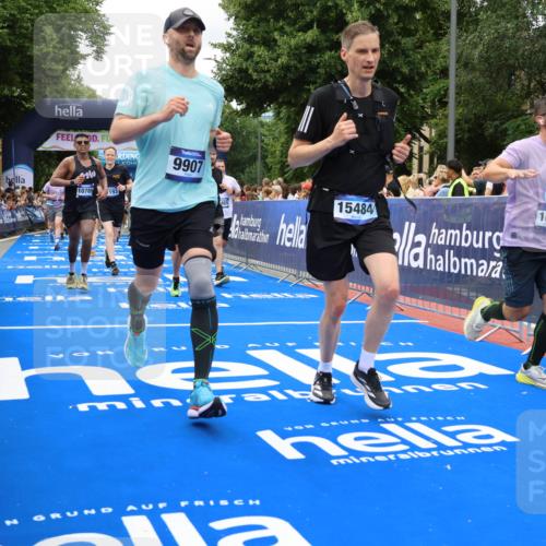 29.06.2025 - hella hamburg halbmarathon Strokosch-Dieckow http://msf.ph/oto/8518526 29.06.2025 10:56:12 Ziel 1193, 4594, 4813, 5465, 5492, 5570, 7547, 8330, 8639, 9903, 9907, 10789, 12348, 12545, 14363, 15484, 16113, 16375, 16634, 17468, 17640, 17642, 18117, 18495, 18652, 18741, 19152 meine-sportfotos.de