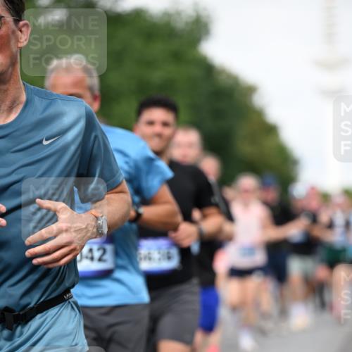 29.06.2025 - hella hamburg halbmarathon Dr. Thomas Lammeyer http://msf.ph/oto/8518530 29.06.2025 10:04:27 Kennedybrücke 1019, 1239, 1264, 1544, 1583, 1681, 2027, 2086, 2159, 2236, 2346, 2426, 2447, 2474, 2582, 2584, 2606, 2652, 2730, 2982, 3042, 3059, 3319, 3400, 3794, 4013, 4419, 4579, 4594, 4616, 4767, 4940, 5418, 5643, 5728, 6104, 6138, 6174, 6201, 6220, 6443, 6470, 6602, 6636, 7159, 7717, 8531, 8669, 9450, 9485, 9577, 9622, 10268, 10337, 10534, 10587, 10599, 10665, 10742, 10759, 10766, 10797, 11083, 11159 meine-sportfotos.de