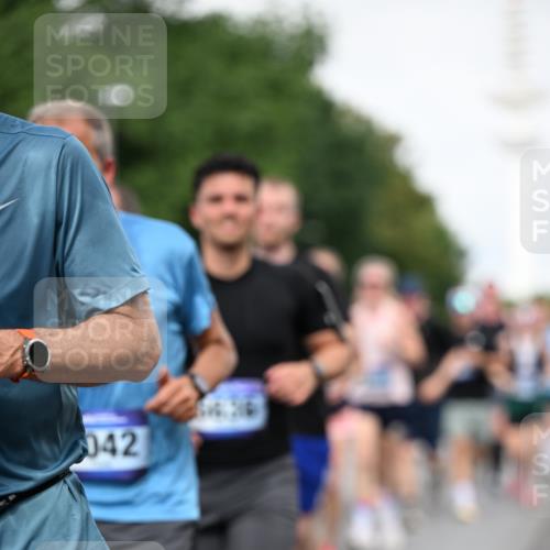 29.06.2025 - hella hamburg halbmarathon Dr. Thomas Lammeyer http://msf.ph/oto/8518536 29.06.2025 10:04:27 Kennedybrücke 1019, 1239, 1264, 1544, 1583, 1681, 2027, 2086, 2159, 2236, 2346, 2426, 2447, 2474, 2582, 2584, 2606, 2652, 2730, 2982, 3042, 3059, 3319, 3400, 3794, 4013, 4419, 4579, 4594, 4616, 4767, 4940, 5418, 5643, 5728, 6104, 6138, 6174, 6201, 6220, 6443, 6470, 6602, 6636, 7159, 7717, 8531, 8669, 9450, 9485, 9577, 9622, 10268, 10337, 10534, 10587, 10599, 10665, 10742, 10759, 10766, 10797, 11083, 11159 meine-sportfotos.de