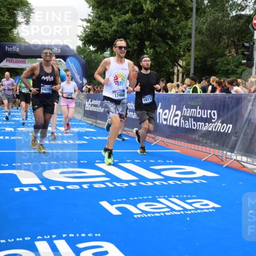 29.06.2025 - hella hamburg halbmarathon Strokosch-Dieckow http://msf.ph/oto/8518537 29.06.2025 10:56:13 Ziel 1193, 4594, 4813, 5465, 5492, 5570, 7547, 8330, 8639, 9903, 9907, 10789, 11309, 12348, 12545, 14363, 15300, 15484, 16113, 16375, 16634, 17468, 17642, 18117, 18495, 18652, 18741, 19152 meine-sportfotos.de