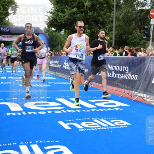 29.06.2025 - hella hamburg halbmarathon Strokosch-Dieckow http://msf.ph/oto/8518555 29.06.2025 10:56:14 Ziel 1193, 4029, 4594, 4813, 5465, 5492, 5672, 7547, 8330, 8639, 9903, 9907, 10789, 11231, 11309, 12348, 14363, 15300, 15484, 16113, 16375, 16634, 17468, 18117, 18495, 18652, 18741, 19152 meine-sportfotos.de