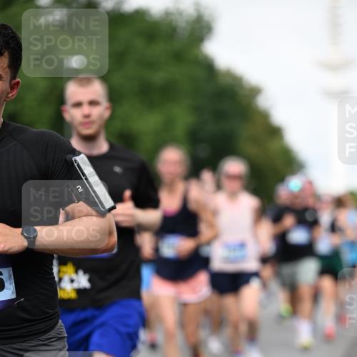 29.06.2025 - hella hamburg halbmarathon Dr. Thomas Lammeyer http://msf.ph/oto/8518567 29.06.2025 10:04:28 Kennedybrücke 1019, 1264, 1544, 1583, 1681, 2027, 2086, 2159, 2236, 2346, 2426, 2447, 2474, 2582, 2584, 2606, 2652, 2730, 2982, 3042, 3059, 3141, 3319, 3400, 3794, 4013, 4419, 4579, 4594, 4616, 4767, 4940, 4945, 5418, 5643, 5728, 6104, 6138, 6174, 6201, 6220, 6443, 6470, 6602, 6636, 7159, 7717, 8531, 8669, 9450, 9485, 9553, 9555, 9577, 9622, 10268, 10337, 10534, 10587, 10599, 10665, 10742, 10759, 10766, 10797, 11083, 11159 meine-sportfotos.de