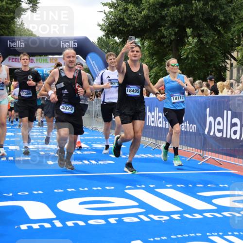 29.06.2025 - hella hamburg halbmarathon Strokosch-Dieckow http://msf.ph/oto/8518676 29.06.2025 10:56:20 Ziel 1193, 3048, 4029, 5465, 5672, 7547, 7742, 8863, 9622, 9903, 10665, 10789, 11231, 11309, 12348, 15300, 15818, 16375, 17468, 17734, 18117, 18495, 18652, 18741, 19152 meine-sportfotos.de