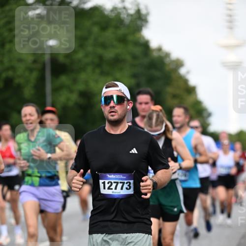 29.06.2025 - hella hamburg halbmarathon Dr. Thomas Lammeyer http://msf.ph/oto/8518677 29.06.2025 10:04:31 Kennedybrücke 1019, 1264, 1544, 1583, 1611, 1681, 2027, 2086, 2159, 2236, 2346, 2426, 2447, 2474, 2582, 2584, 2606, 2652, 2730, 2982, 3042, 3059, 3141, 3319, 3400, 3794, 4013, 4419, 4579, 4594, 4616, 4767, 4940, 4945, 5418, 5643, 6104, 6138, 6174, 6201, 6220, 6443, 6470, 6602, 6636, 7159, 7717, 8669, 9450, 9485, 9553, 9555, 9577, 9622, 10268, 10534, 10587, 10599, 10665, 10742, 10759, 10766, 10797, 11083, 11324 meine-sportfotos.de