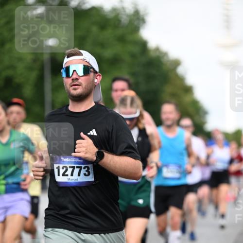 29.06.2025 - hella hamburg halbmarathon Dr. Thomas Lammeyer http://msf.ph/oto/8518688 29.06.2025 10:04:32 Kennedybrücke 1019, 1264, 1544, 1568, 1583, 1611, 1681, 2027, 2086, 2159, 2236, 2346, 2426, 2447, 2474, 2582, 2584, 2606, 2652, 2730, 2982, 3042, 3059, 3141, 3319, 3400, 3794, 4013, 4419, 4579, 4594, 4616, 4767, 4940, 4945, 5418, 5643, 6104, 6138, 6174, 6201, 6220, 6443, 6470, 6636, 7159, 7717, 8669, 9450, 9485, 9553, 9555, 9577, 9622, 10268, 10534, 10587, 10599, 10665, 10742, 10759, 10766, 10797, 11083, 11324 meine-sportfotos.de