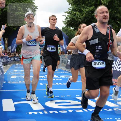 29.06.2025 - hella hamburg halbmarathon Strokosch-Dieckow http://msf.ph/oto/8518698 29.06.2025 10:56:21 Ziel 1193, 3048, 4029, 5465, 5672, 6399, 7547, 7742, 8863, 9622, 9903, 10665, 10789, 11231, 11309, 12348, 15300, 15818, 16257, 16375, 17734, 18117, 18495, 18652, 18741, 19152 meine-sportfotos.de