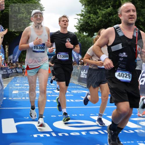 29.06.2025 - hella hamburg halbmarathon Strokosch-Dieckow http://msf.ph/oto/8518703 29.06.2025 10:56:21 Ziel 1193, 3048, 4029, 5465, 5672, 6399, 7547, 7742, 8863, 9622, 9903, 10665, 10789, 11231, 11309, 12348, 15300, 15818, 16257, 16375, 17734, 18117, 18495, 18652, 18741, 19152 meine-sportfotos.de