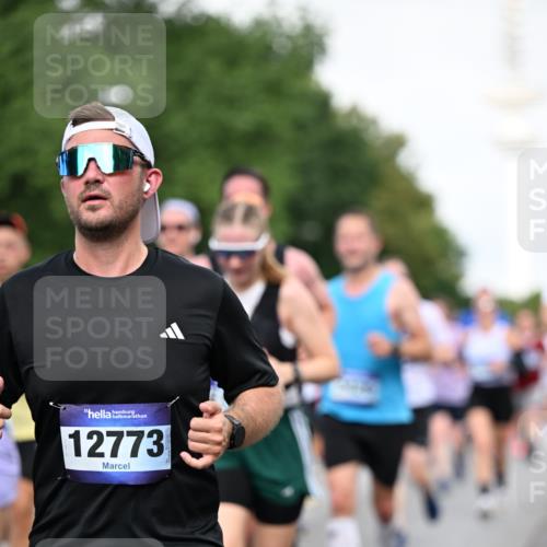 29.06.2025 - hella hamburg halbmarathon Dr. Thomas Lammeyer http://msf.ph/oto/8518705 29.06.2025 10:04:32 Kennedybrücke 1019, 1264, 1544, 1568, 1583, 1611, 1681, 2027, 2086, 2159, 2236, 2346, 2426, 2447, 2474, 2582, 2584, 2606, 2652, 2730, 2982, 3042, 3059, 3141, 3319, 3400, 3794, 4013, 4419, 4579, 4594, 4616, 4767, 4940, 4945, 5418, 5643, 6104, 6138, 6174, 6201, 6220, 6443, 6470, 6636, 7159, 7717, 8669, 9450, 9485, 9553, 9555, 9577, 9622, 10268, 10534, 10587, 10599, 10665, 10742, 10759, 10766, 10797, 11083, 11324 meine-sportfotos.de