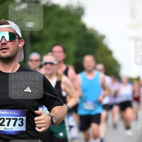 29.06.2025 - hella hamburg halbmarathon Dr. Thomas Lammeyer http://msf.ph/oto/8518712 29.06.2025 10:04:32 Kennedybrücke 1019, 1264, 1544, 1568, 1583, 1611, 1681, 2027, 2086, 2159, 2236, 2346, 2426, 2447, 2474, 2582, 2584, 2606, 2652, 2730, 2982, 3042, 3059, 3141, 3319, 3400, 3794, 4013, 4419, 4579, 4594, 4616, 4767, 4940, 4945, 5418, 5643, 6104, 6138, 6174, 6201, 6220, 6443, 6470, 6636, 7159, 7717, 8669, 9450, 9485, 9553, 9555, 9577, 9622, 10268, 10534, 10587, 10599, 10665, 10742, 10759, 10766, 10797, 11083, 11324 meine-sportfotos.de