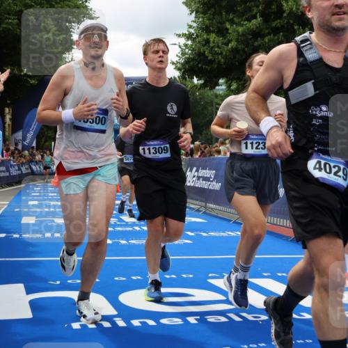 29.06.2025 - hella hamburg halbmarathon Strokosch-Dieckow http://msf.ph/oto/8518719 29.06.2025 10:56:21 Ziel 1193, 3048, 4029, 5465, 5672, 6399, 7547, 7742, 8863, 9622, 9903, 10665, 10789, 11231, 11309, 12348, 15300, 15818, 16257, 16375, 17734, 18117, 18495, 18652, 18741, 19152 meine-sportfotos.de